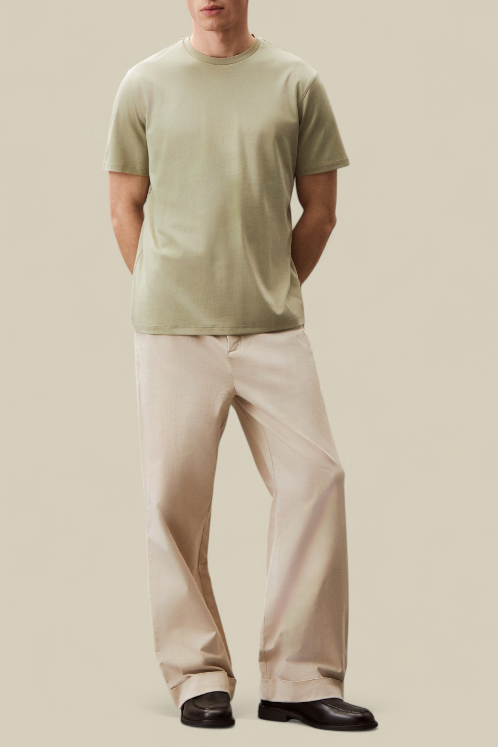 תמונת כל הלוק של חולצת טי